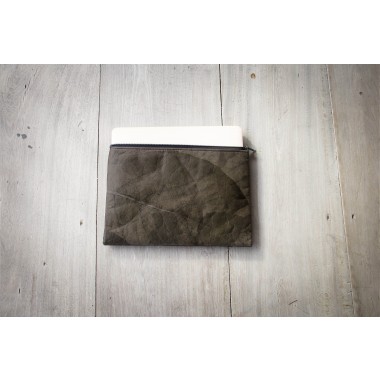 Gefütterte nachhaltige Laptop Hülle 15–16" aus Blattleder – Vegane, handgenähte & wasserabweisende Laptoptasche für MacBook in grau / braun
