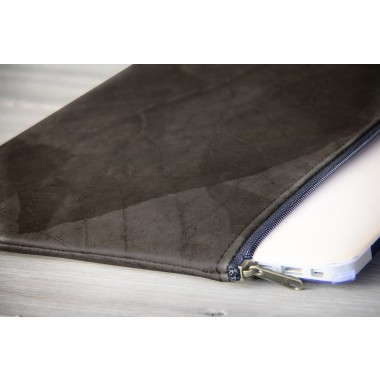 Gefütterte nachhaltige Laptop Hülle 15–16" aus Blattleder – Vegane, handgenähte & wasserabweisende Laptoptasche für MacBook in grau / braun