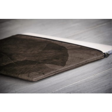 Gefütterte nachhaltige Laptop Hülle 13–14" aus Blattleder – Vegane, handgenähte & wasserabweisende Laptoptasche MacBook Air/Pro - grau/braun