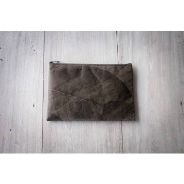 Gefütterte nachhaltige Laptop Hülle 15–16" aus Blattleder – Vegane, handgenähte & wasserabweisende Laptoptasche für MacBook in grau / braun