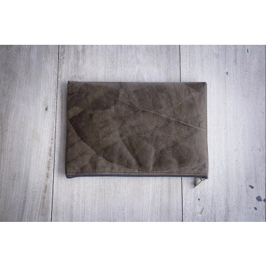Gefütterte nachhaltige Laptop Hülle 13–14" aus Blattleder – Vegane, handgenähte & wasserabweisende Laptoptasche MacBook Air/Pro - grau/braun