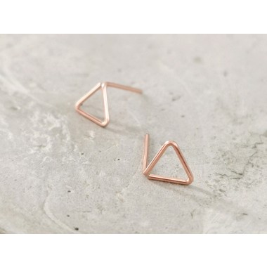 Minimalistische Rosé Gold Dreieck Ohrstecker, dein neuer Everyday-Favorit - auch in Sterling Silber und Gold Filled - KIZZU Schmuck