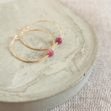 Creolen mit leuchtendem Rubin – minimalistisch, edel und ideal für jeden Tag! - handgefertigt in Sterling Silber und (Rosé) Gold Filled - KIZZU Schmuck Manufaktur