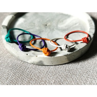 Lila Knotenring – handgemacht, verspielt und ein echter Hingucker I KIZZU Schmuck Manufaktur 