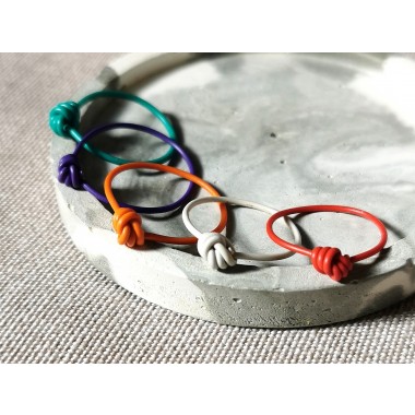 Weißer Knotenring aus recycelten Kabeln – farbenfroher Statement-Schmuck, handgemacht und nachhaltig I KIZZU Schmuck Manufaktur 