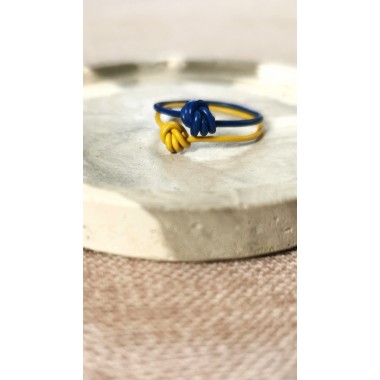 Knotenring Blau – Frischer Farbtupfer für deinen Finger | KIZZU Schmuck Manufaktur 