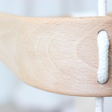 Nido: Mitwachsende Schaukel "Flip" in Terrakotta mit wollfarbenen Seilen
