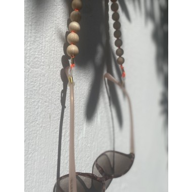 Minimalistische Brillenkette aus Holzperlen von not white studio.