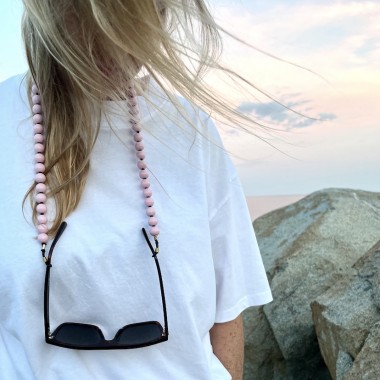 Minimalistische Brillenkette - Kette aus Holzperlen von not white studio.