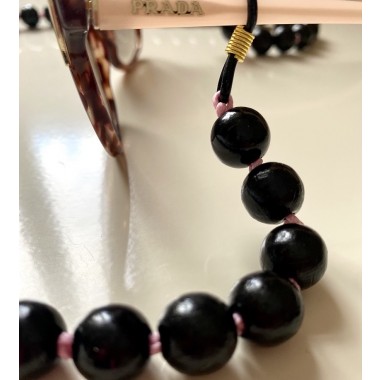 Minimalistische Brillenkette - Kette aus Holzperlen von not white studio.