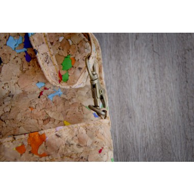 Schultertasche Damen aus Kork, praktische Clutch mit farbigen Akzenten, handgefertigt und vegan