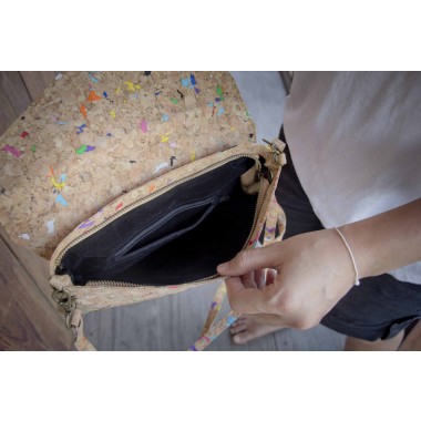 Schultertasche Damen aus Kork, praktische Clutch mit farbigen Akzenten, handgefertigt und vegan