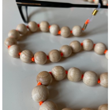 Minimalistische Brillenkette aus Holzperlen von not white studio.