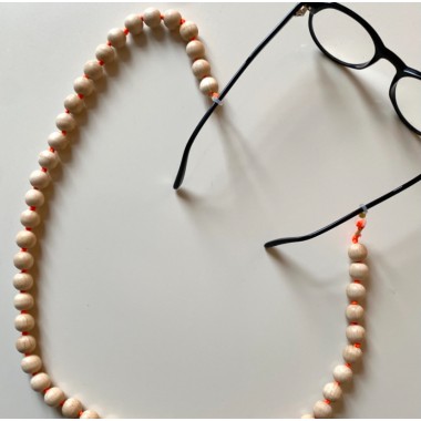 Minimalistische Brillenkette aus Holzperlen von not white studio.