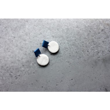 Skelini - Geometrische Porzellanohrringe weiß und cobaltblau