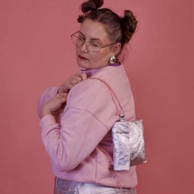  Pikto3000 Mini-Rolltop-Tasche – Silber mit rosa Details – Leichte Umhängetasche aus Tyvek®