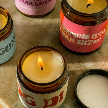 Bevor i mi aufreg, is ma liaba wurscht | Bayerische Duftkerze 180ml Rapswachs | Zedernholz