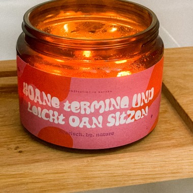 Koane Termine und leicht oan sitzen  | Bayerische XXL Duftkerze  | 500 ml Rapswachs Zedernholz