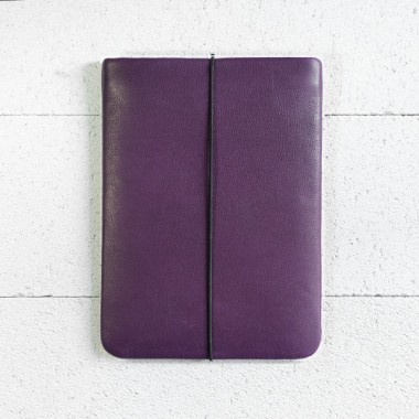 MacBook Sleeve aus violettem Leder