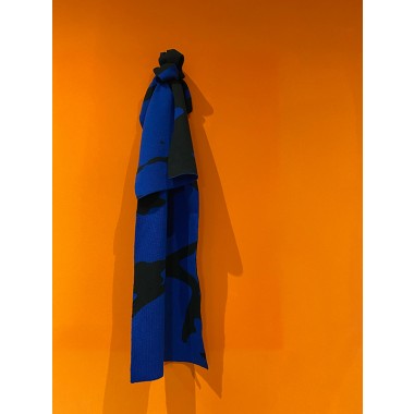 Grafischer Merinoschal in blau-schwarz