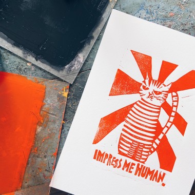 IMPRESS ME HUMAN.
Linoldruck von papelami