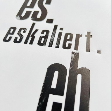 es.
eskaliert.
eh.
Letterpress von papelami