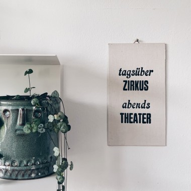 tagsüber Zirkus
abends Theater
Letterpress von papelami