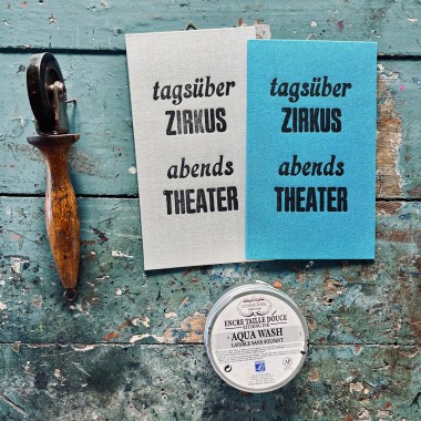 tagsüber Zirkus
abends Theater
Letterpress von papelami