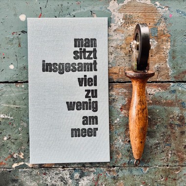 man sitzt insgesamt viel zu wenig am meer Letterpress von papelami