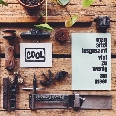 man sitzt insgesamt viel zu wenig am meer Letterpress von papelami