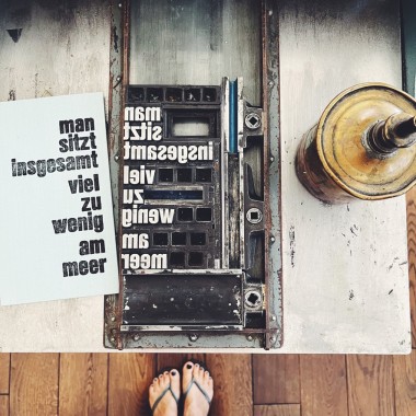 man sitzt insgesamt viel zu wenig am meer Letterpress von papelami