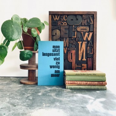 man sitzt insgesamt viel zu wenig am meer Letterpress von papelami