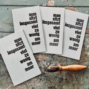 man sitzt insgesamt viel zu wenig am meer Letterpress von papelami