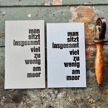 man sitzt insgesamt viel zu wenig am meer Letterpress von papelami