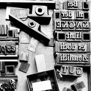 Bei all der KACKE  
Letterpress von Papelami