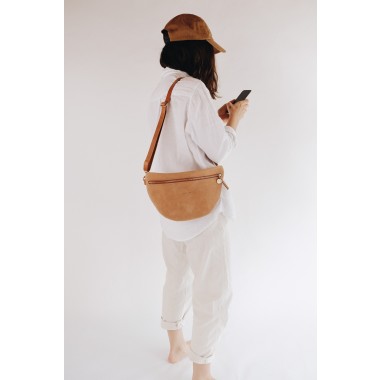 OAY || Brusttasche HALFMOON aus Naturleder - cognac braun