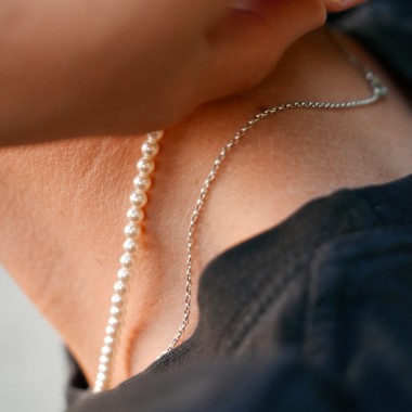 »One and Only« Kette mit weißen, schimmernden Perlen von pinapina