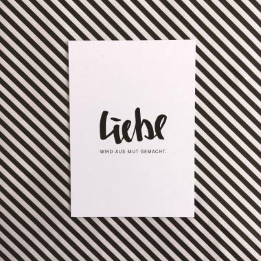 Love is the new black - Postkarte "Liebe wird aus Mut gemacht"