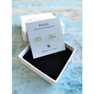 Feine Peridot-Ohrstecker • Sterling Silber / Gold Filled / Roségold • Handgefertigtes Design mit Bedeutung • Joy & New Beginnings • Geschenk zu Weihnachten