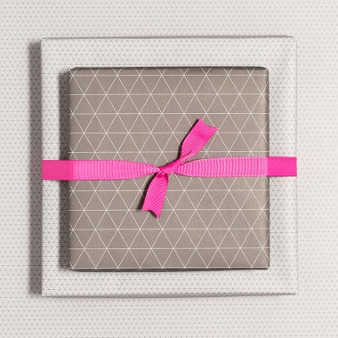 Braunes Geschenkpapier "Dreiecke" - 5 Bogen