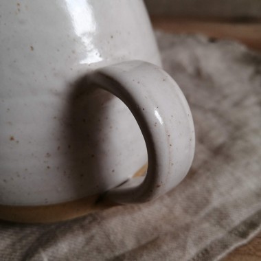 Jumbotasse weiß mit Sprenkeln // 650ml // handgetöpfert | Töpferei am Wald