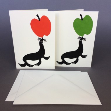 Print now - Riot later ● Robbe mit Apfel, 2 Karten mit Umschlag