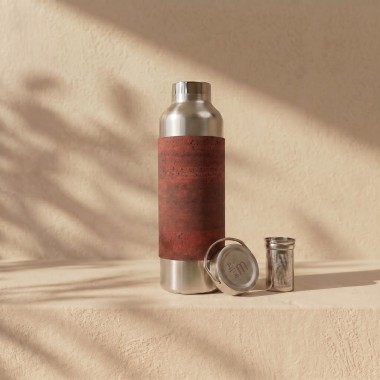 Edelstahl-Trinkflasche 750 ml mit Korksleeve und Teesieb