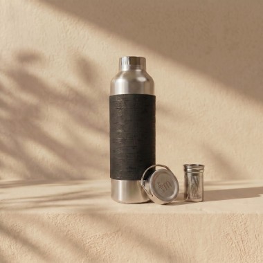 Edelstahl-Trinkflasche 750 ml mit Korksleeve und Teesieb