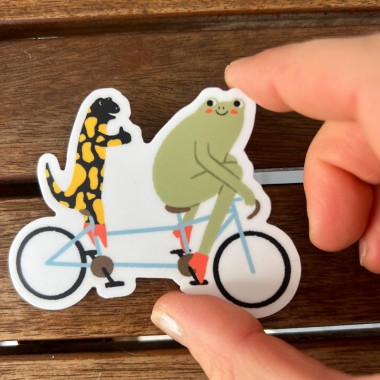 The Naughty District - Sticker »Frosch und Salamander auf Tandemfahrt«