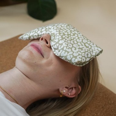 Augenkissen Yoga Bio Lavendel Dinkel „Leoprint Salbei“ – für Meditation, Entspannung & Stressabbau, waschbarer Baumwollbezug - Tochter von Walter