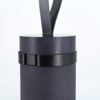 Türstopper aus Beton mit langer Lederschlaufe von Grellroth 