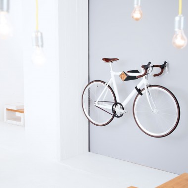 Stilvolle Design Fahrrad Wandhalterung | PARAX® D-RACK | für Rennrad, Hardtail, Cityrad & Tourenrad | Schwarz-Rot mit Oliven Holz