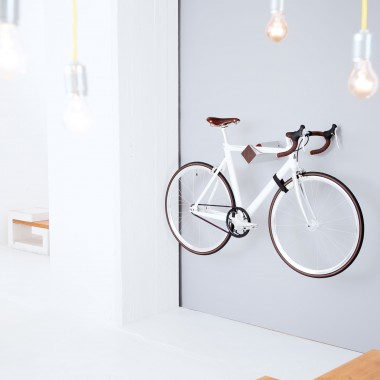 Stilvolle Design Fahrrad Wandhalterung | PARAX® D-RACK | für Rennrad, Hardtail, Cityrad & Tourenrad | Silber - Rot mit Kebony Holz