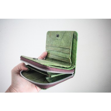 Nachhaltiges Portemonnaie aus recycelten Blättern in grün mit Zipper – vegan & umweltfreundlich